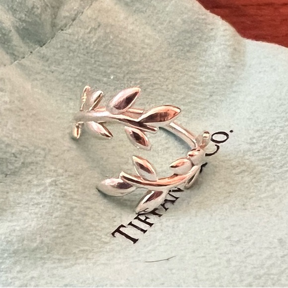 Tiffany & Co. Paloma Picasso®
Olive Leaf Bypass Ring Sterling Silver - Picture 2 of 8